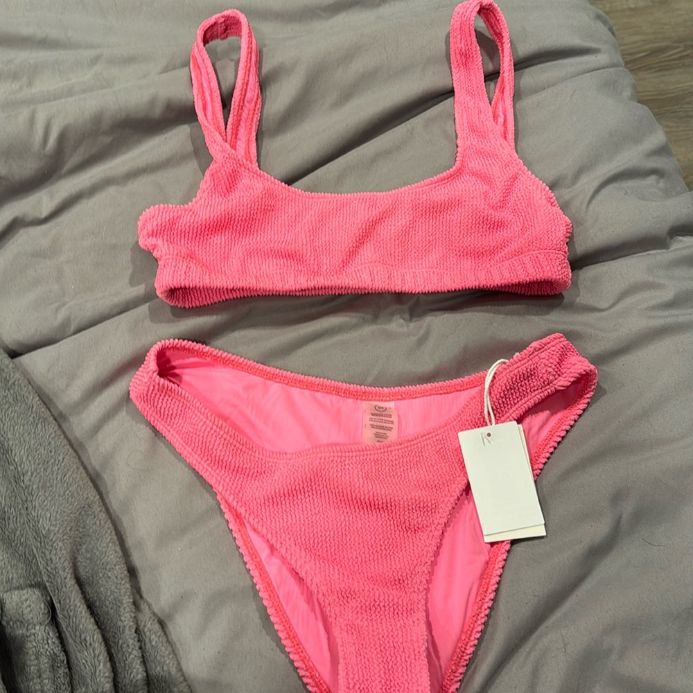 Good american, new never worn. Size 3/4 which is equivalent to L/XL